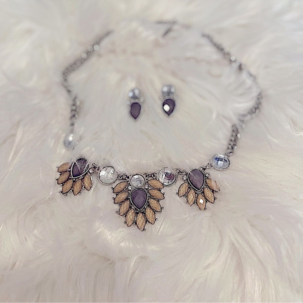 ***Silver chain teardrop jeweled necklace with matching earrings EUC